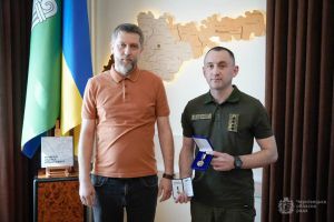 У Чернівецькій облраді подякували воїну за мужність